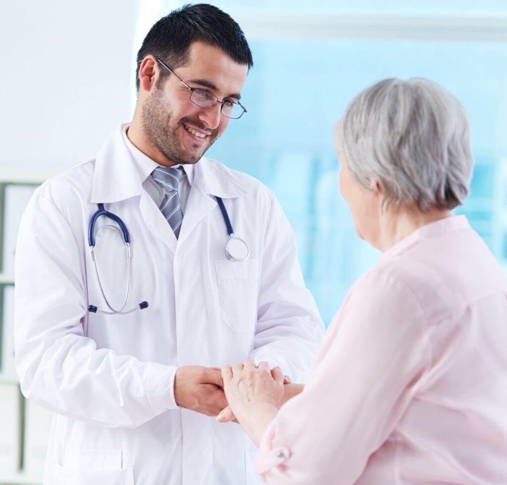 Médico conversando com uma paciente durante uma consulta